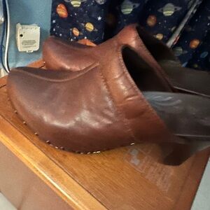 Dansko Rae Brown Leather Studded Clogs Mules 3.5” Wood Heels Size 41 9.5-10